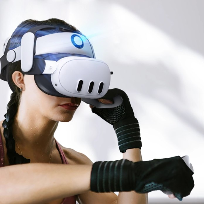 Kobieta grająca z grę VR z założonym paskiem odciążającym BoboVR S3 Pro